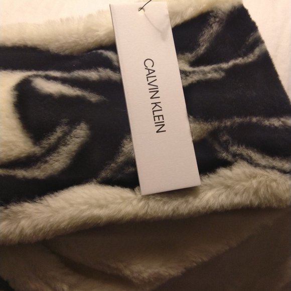 Calvin Klein Faux Fur Scarf *NWT* - Picture 4 of 8